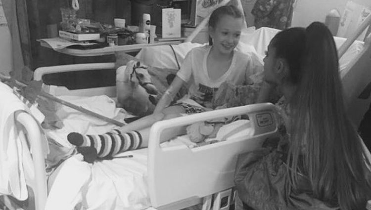 Ariana Grande visitando a sus fans más pequeños en el Hospital