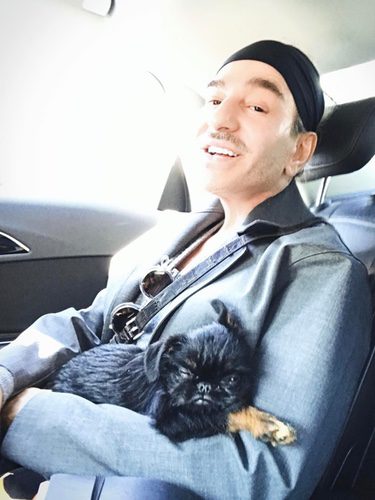 John Galliano con su perrito/ Fuente: Instagram