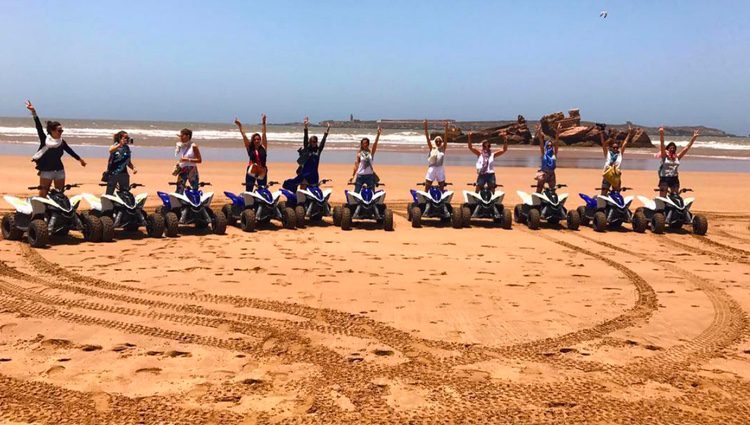 Melissa Jiménez con sus amigas en una ruta con quads en las playas de Marruecos