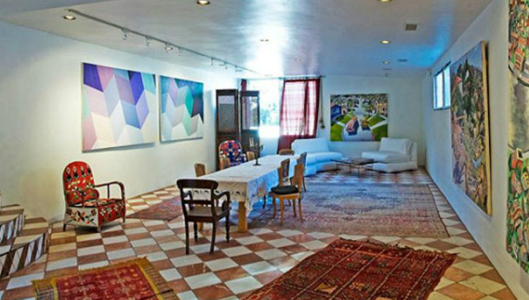 La decoración de sus diez salones destaca, sobre todo, por el empleo de múltiples alfombras y la gran presencia de color
