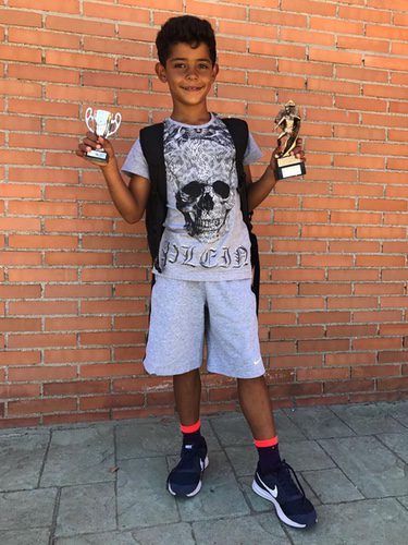 El hijo de Cristiano Ronaldo posando con sus trofeos/ Fuente: Instagram