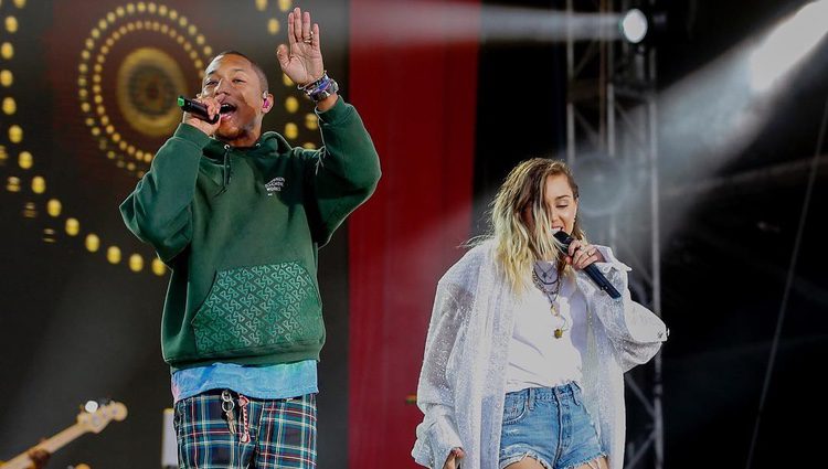 Pharrell Williams junto a Miley Cyrus cantando 'Happy' durante el concierto benéfico 'One Love Manchester'
