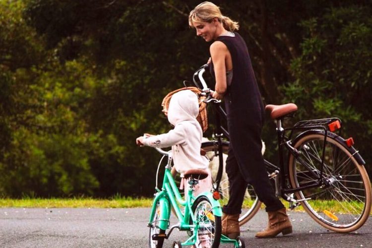 Elsa Pataky y su hija India Rose dando un paseo con sus bicis/ Fuente: Instagram
