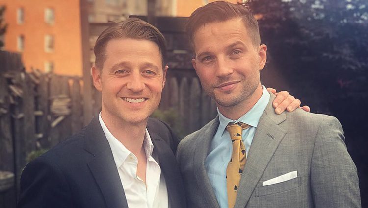 El actor Logan Marshall-Green junto a Ben McKenzie el día de su boda con Morena Baccarin. / Fuente: Instagram @elemgy