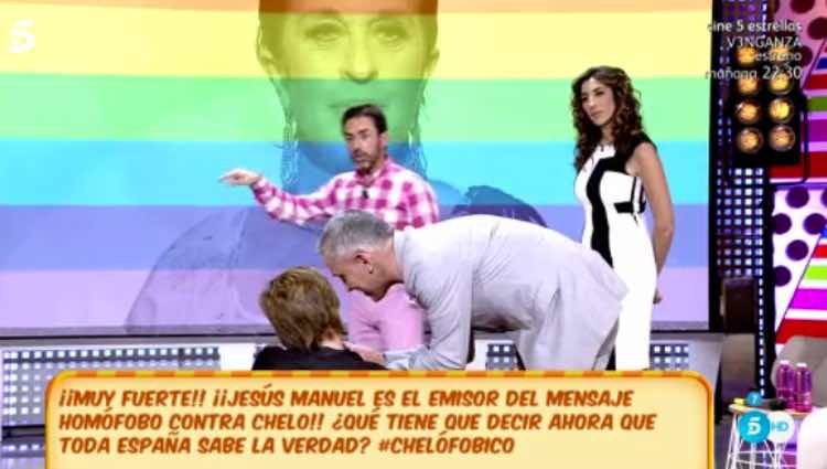 Jesús Manuel defenfiéndose mientras Chelo lee los mensajes / Telecinco.es