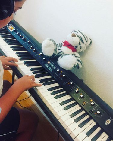 Daniella tocando el teclado