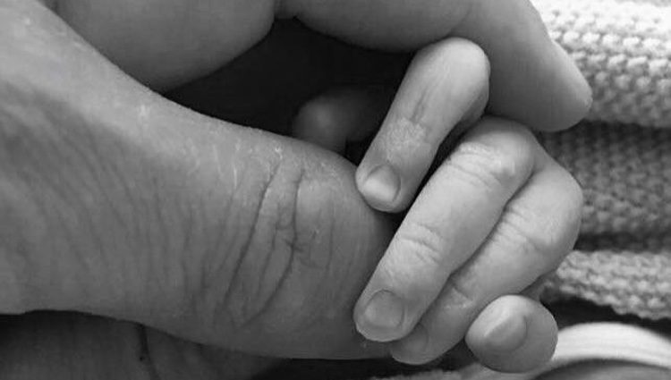 Manuel Carrasco cogiendo la mano de su hija recién nacida