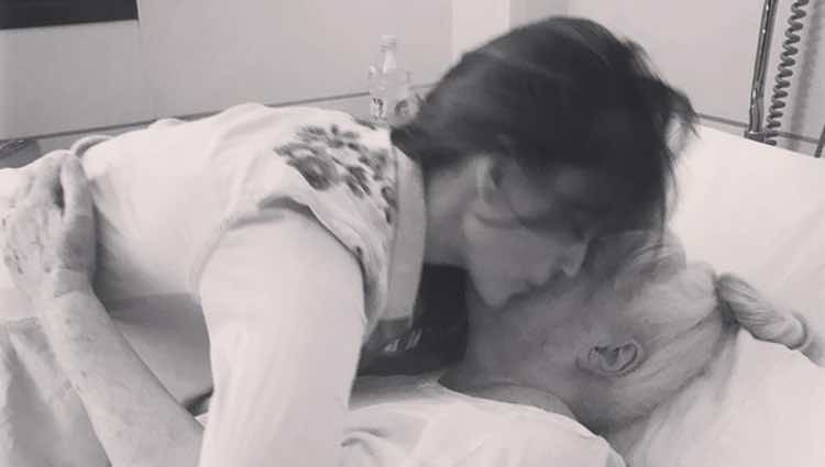 Helen Lindes abrazando a su madre en el hospital / Instagram
