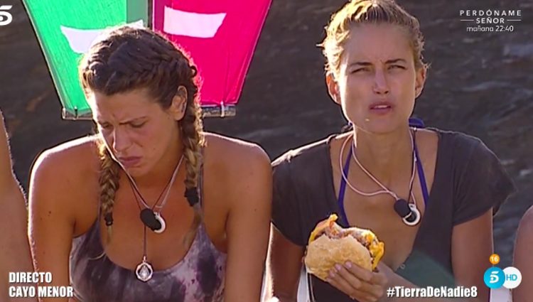 Alba Carrillo comiéndose la hamburguesa / Foto: telecinco.es