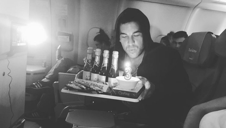 Mario Casas soplando las velas en el avión/ Fuente: Instagram
