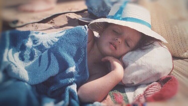 Sara Carbonero durmiendo la siesta en la playa en el verano del año 1987/ Fuente: Instagram
