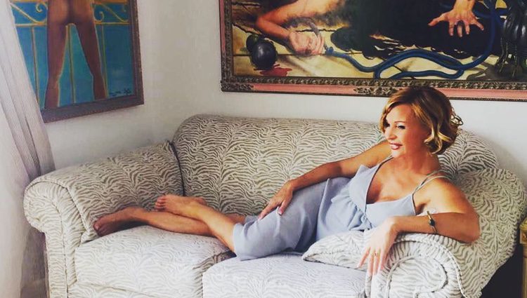Marlene Mourreau se relaja en el sofá de su casa / Fuente: Instagram