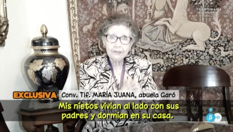 La abuela de Ángel Garó contestando a los reporteros de 'Sálvame' / Foto: Telecinco.es 