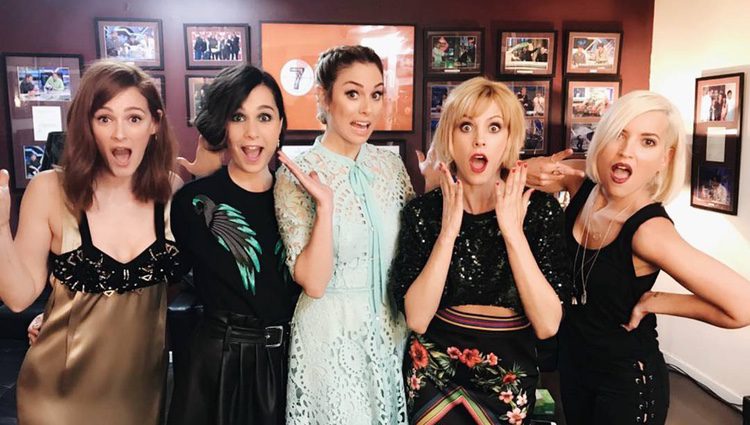 Blanca Suárez, de azul, junto al cast de 'Las chicas del Cable' / Fuente: Instagram