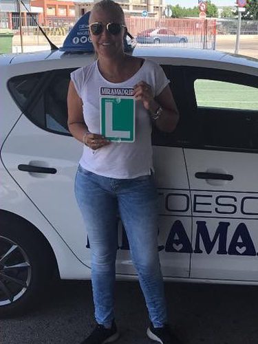 Belén Esteban orgullosa de haber aprobado el carnet de conducir / Instagram: autoescuelamiramadrid 