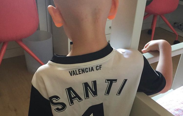Santi Jr con la camiseta del Valencia