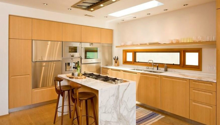 Cocina</p><p>con isla central y encimera de mármol de la mansión de Emma Roberts