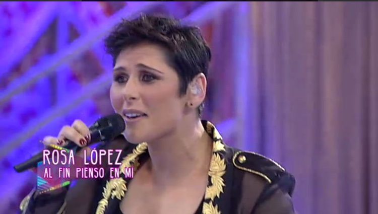 Rosa López cantando 'Al finl pienso en mí'