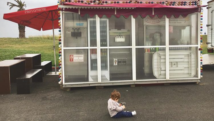 El pequeño Lucas Casillas frente a una heladería portuguesa/ Fuente: Instagram