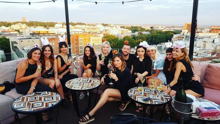 Dafne Fernández celebrando su despedida de soltera con sus amigas/ Fuente: Instagram