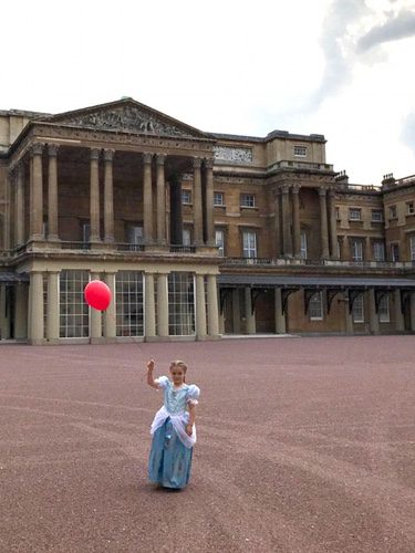 Harper Seven vestida de princesa en Buckingham Palace/ Fuente: Instagram