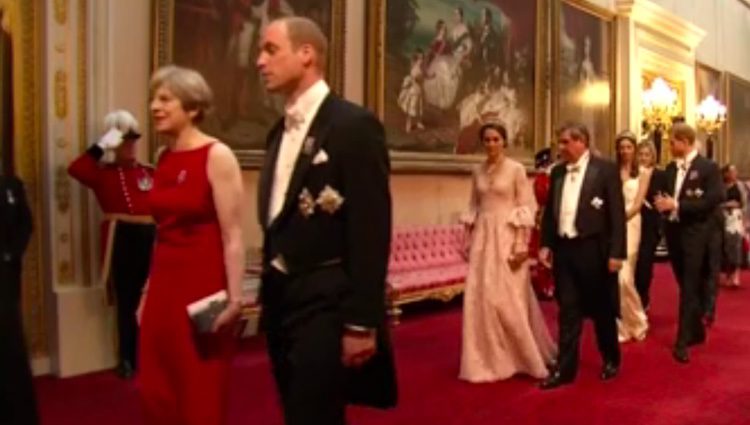 El Príncipe Guillermo, Kate Middleton y el Príncipe Harry en la cena de gala en honor a los Reyes de España