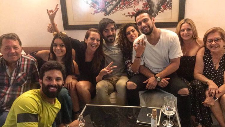 Jesús Castro con su novia Anabel y amigos / Instagram