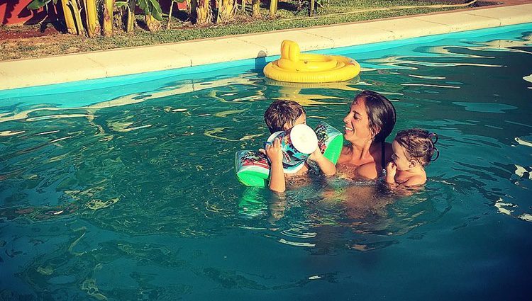 Anabel Pantoja con sus sobrinos / Instagram