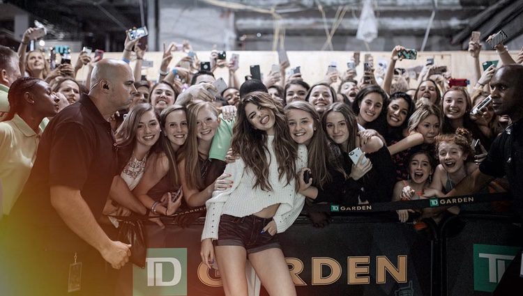 Selena Gomez junto a sus fans en la cola del concierto / Fuente: Instagram