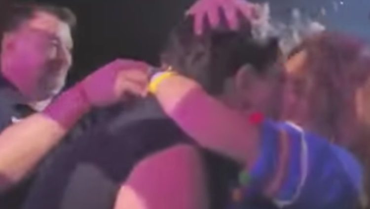 Carlos Vives recibiendo el beso de su seguidora con los guardaespaldas tras ellos