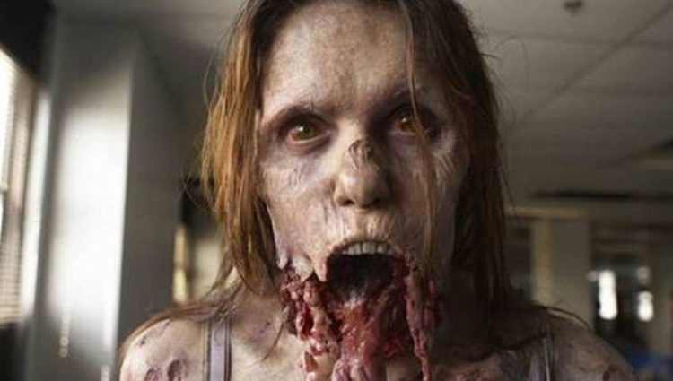 Shannon Guess Richardson interpretando a un zombie en 'The Walking Dead'