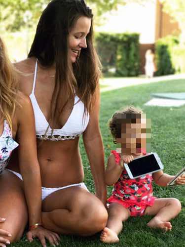 Malena Costa en la piscina con su hija Matilda / Instagram