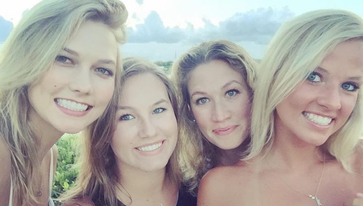 Karlie Kloss junto a sus hermanas /Fuente: Instagram