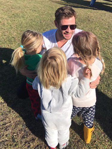 Chris Hemsworth junto a sus tres hijos / Instagram