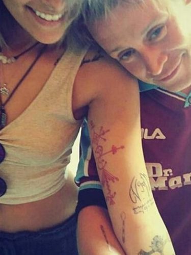 Paris Jackson junto a Macaulay Culkin y el tatuaje que se hicieron juntos / Fuente: Instagram