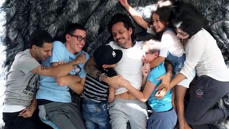 Marc Anthony con todos sus hijos / Instagram
