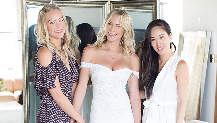 Brittany Daniel con su vestido de novia junto a su hermana Cynthia / Instagram