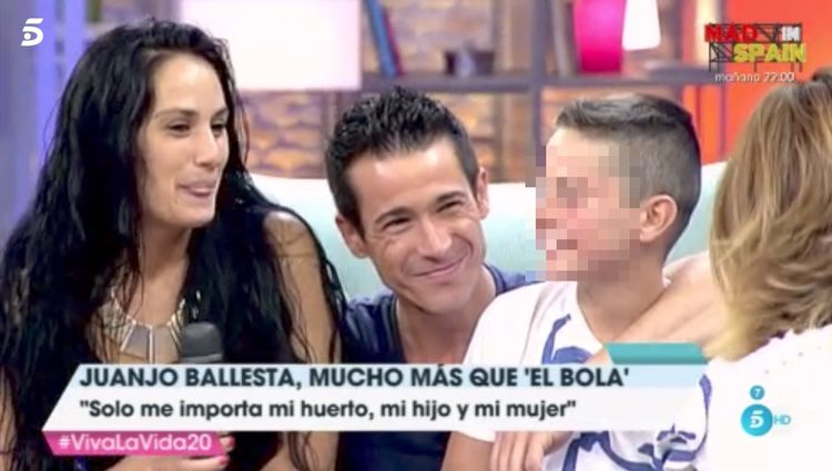 Juan José Ballesta junto a su mujer y su hijo / Fuente: Telecinco.es