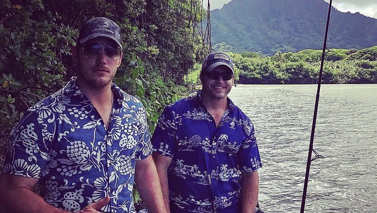 Chris Pratt junto a un amigo en Hawaii / Fuente: Instagram