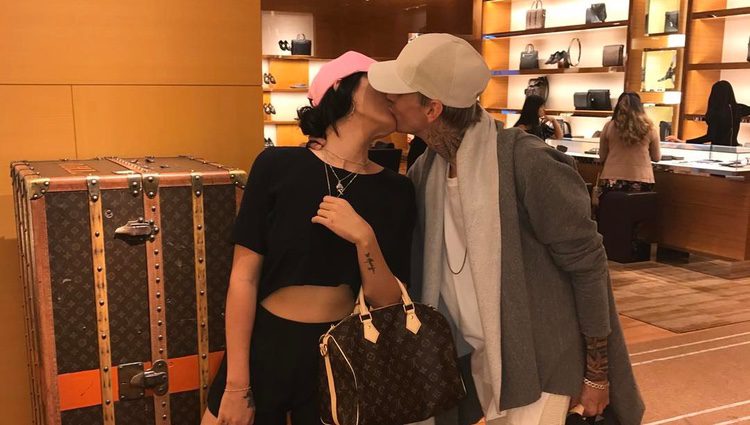 Aaron Carter besándose con su novia Madison Parker / Fuente: Instagram