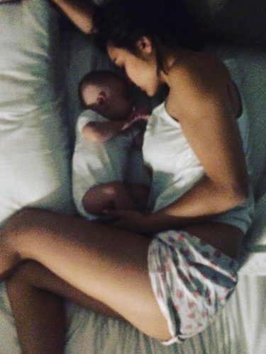 Megan Montaner con su hijo Kael / Instagram