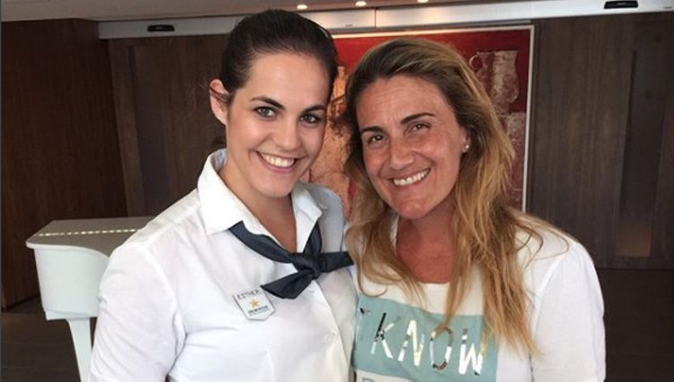 Carlota Corredera con el personal de su hotel de Mallorca/ Fuente: Instagram