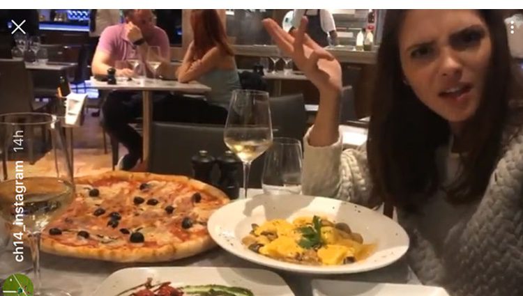 Andrea Duro cenando en Londres en una imagen compartida por Chicharito/ Fuente: Instagram