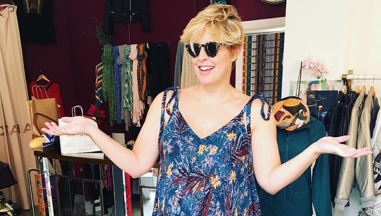 Tania Llasera tras comprar en una tienda de ropa / Fuente: Instagram