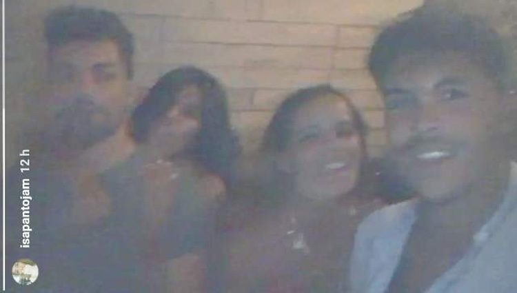 Gloria Camila, Kiko Jiménez, Chabelita Pantoja y Alejandro Albalá disfrutando de la noche / Fuente: Instagram