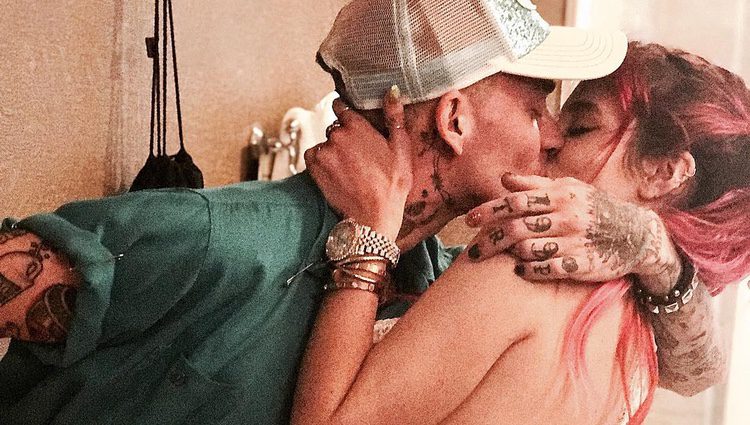 Bella Thorne besando a su novio / Fuente: Instagram