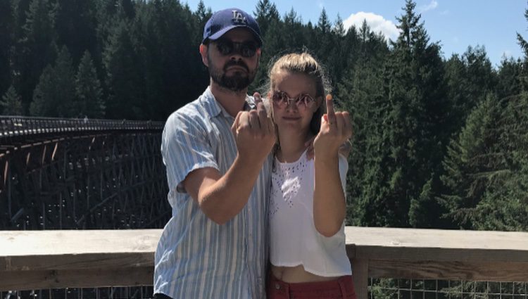 Tiera Skovbye y su prometido posando con sus anillos de compromiso / Fuente: Instagram