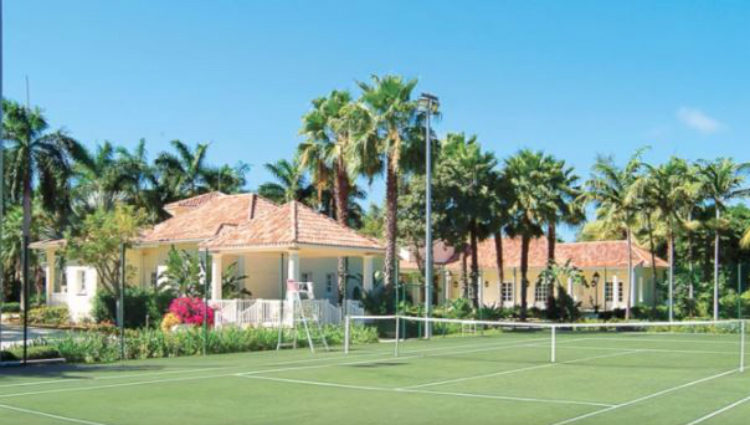 Los jardines de la mansión presumen de vistas, piscinas y pista de tenis
