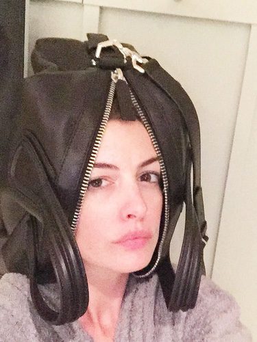 Anne Hathaway se retrata con un bolso en la cabeza / Fuente: Instagram