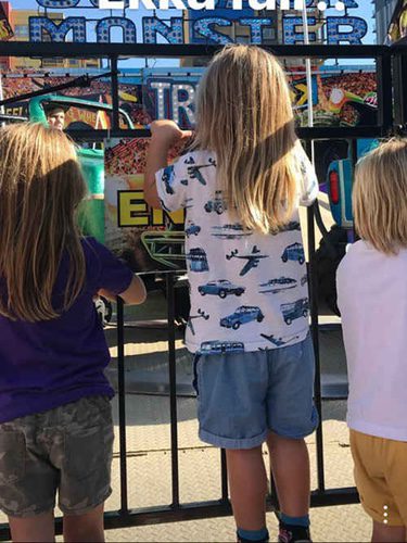 Los tres hijos de Elsa Pataky en una feria/ Fuente: Instagram